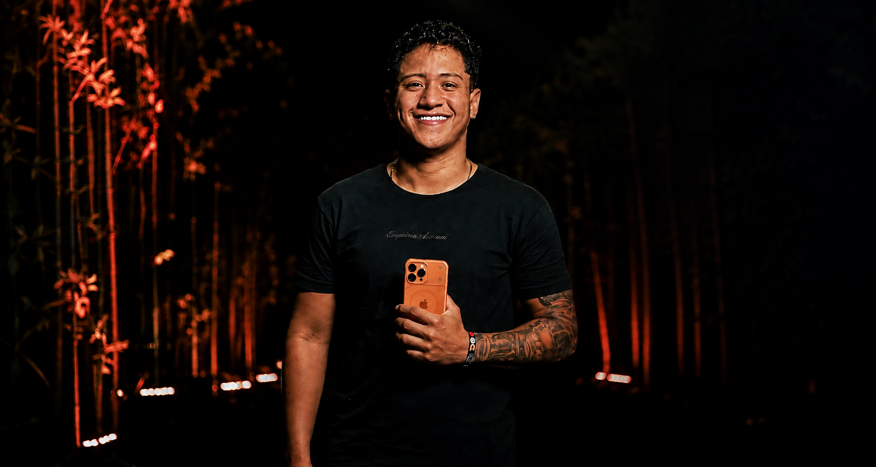 Renan, videomaker e criador de conteúdo mobile, segurando o celular